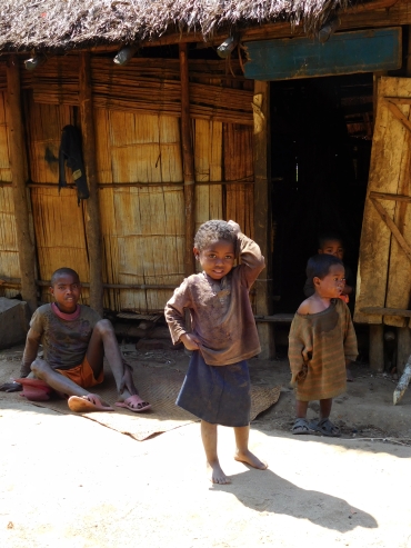 Kinderen in dorp bij Brickaville