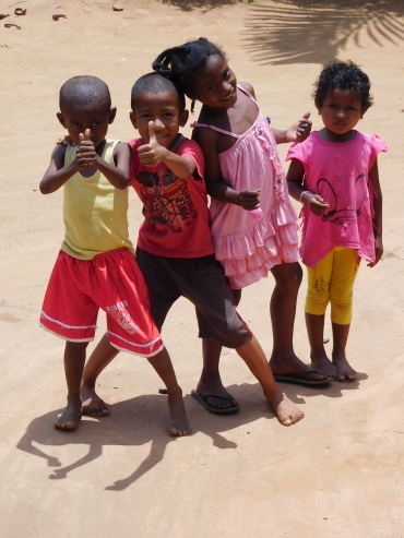 Kinderen in dorp bij Brickaville