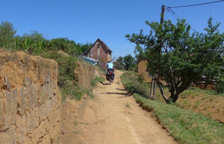 Alternatief weggetje tussen Antananarivo en Manjakandriana. Foto van Willem Hoffmans