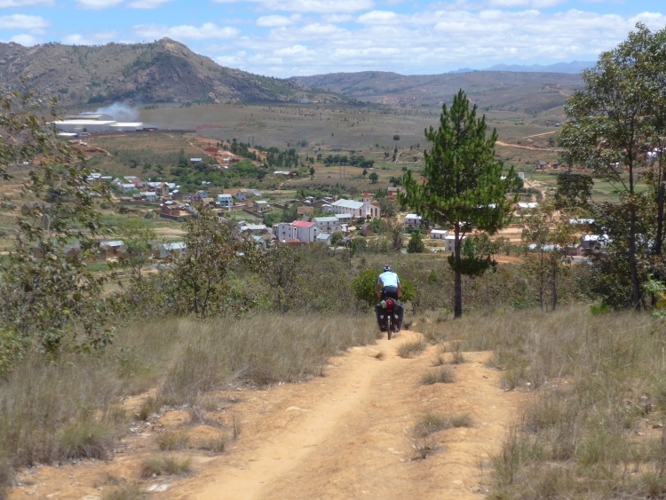 Op een alternatief weggetje tussen Antananarivo en Ambatolampy. Foto van Willem Hoffmans