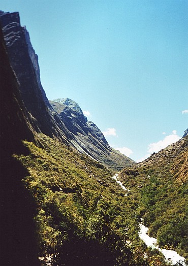 Kliffen op de weg naar de Laguna Parón