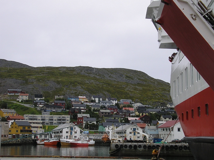 Boot van de Hurtigruten in de haven van Honningsvåg
