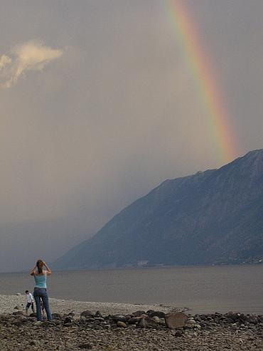 Regen, onweer, zon en een regenboog bij het Tinnsjå Meer