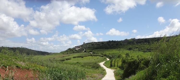 The unpaved road to Óbidos