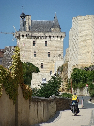 Willem cycling to the castle of Chinon Saint Jacques