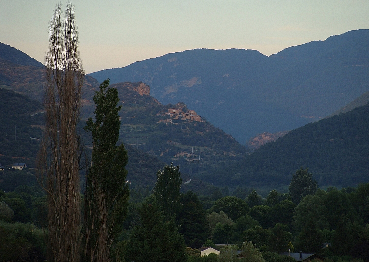 Uitzicht van Seo d'Urgell naar de Sierra del Cadi