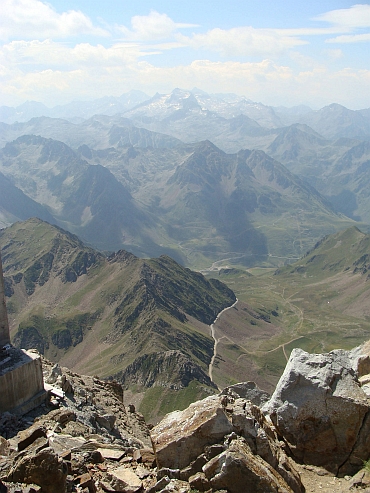 Uitzicht naar beneden naar de Col du Tourmalet vanaf de Pic du Midi de Bigorre