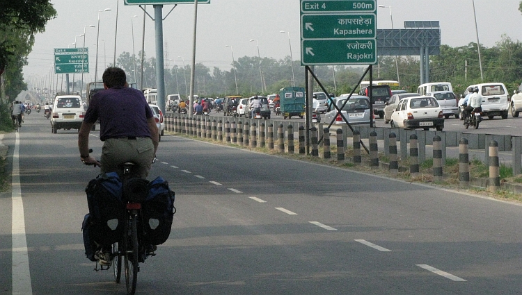 Ik op de snelweg to Gurgaon