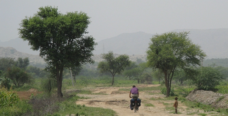 Ik op een obscure zandweg tussen Pushkar en Jodhpur. Foto van Willem Hoffmans