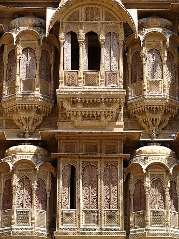 Detailed carving of the fačade of a Jaisalmer haveli