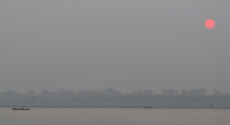 Zonsopkomst over de Ganges in Varanasi