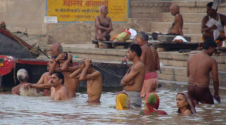 De heilige rivier Ganges en de ghats van Varanasi