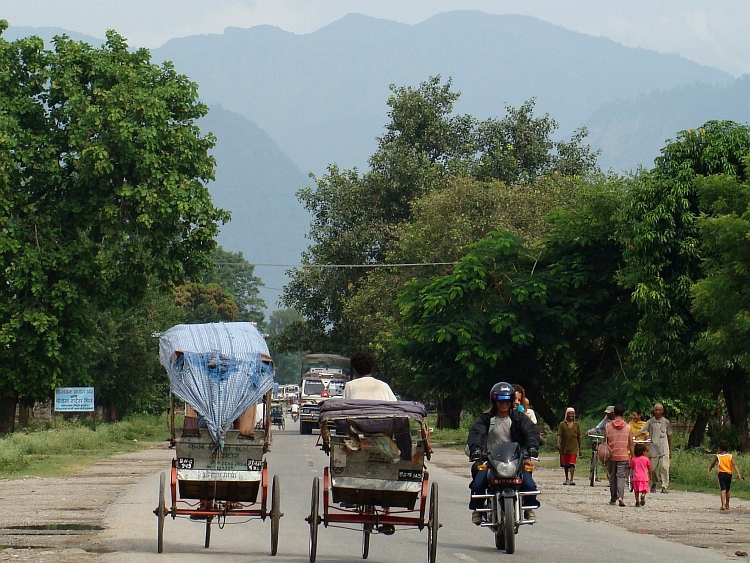 Op wef naar de eerste Himalaya heuvelrug bij Butwal, Nepal