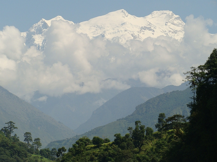 De Himal Chuli, 7.893 m hoog, torent zevenduizend meter boven het regenwoud uit