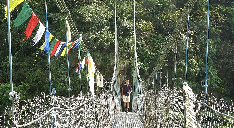 Ik op een hangbrug over de Marsyangdi rivier