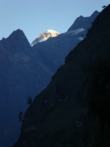 Eerste zonlicht in de kloof van de Marsyangi rivier