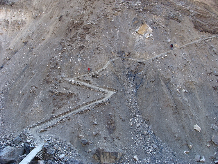 Trail winding over a landslide area. The red dot above the zigzag is Willem