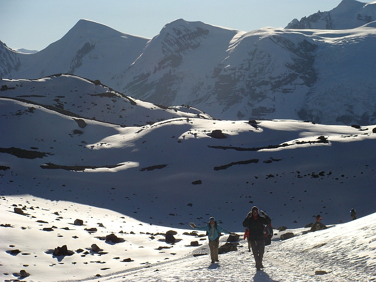 Gary and Shannon approaching the Thorang La