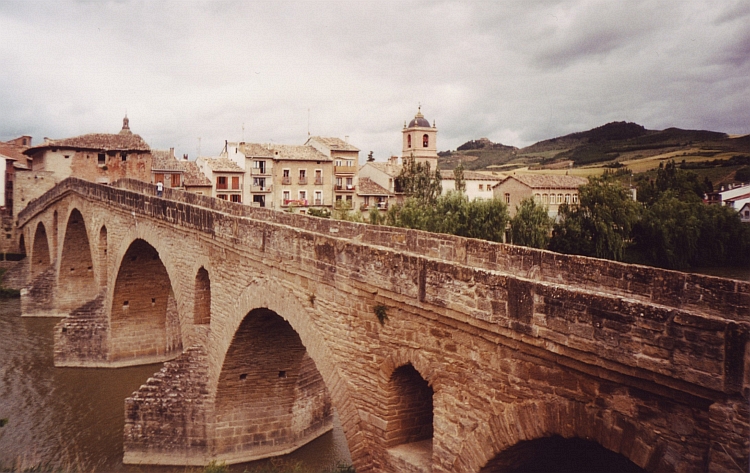 De beroemde pelgrimsbrug van Puente la Reina