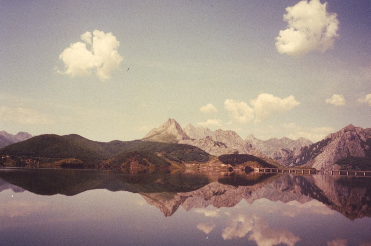 Het meer van Riaño met de Picos de Europa