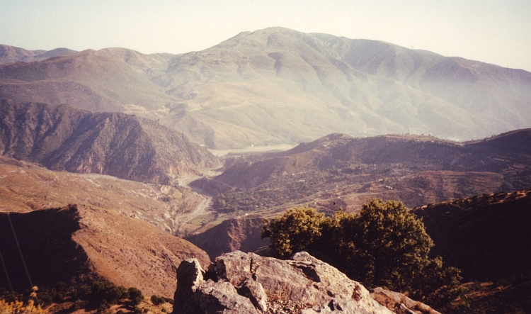 De lange afdaling van de Sierra Nevada