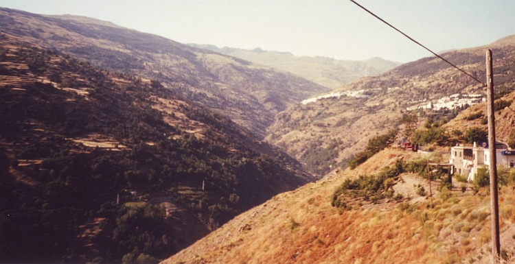 Terugkijkend op de witte dorpen van de Alpujarras en de Sierra Nevada