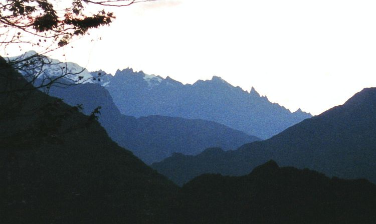 Ochtendschemer over de bergen achter de Urubamba Rivier