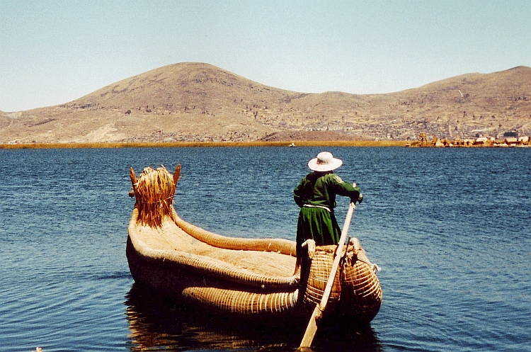 Rieten boot op het Titicacameer