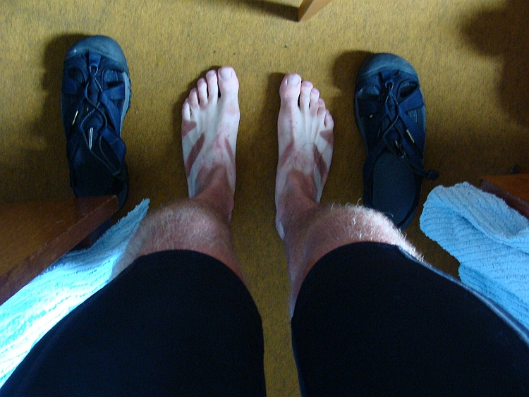 Tijgervoeten! Bij-effekt van mijn sandalen: de zon heeft leuke streeppatronen op mijn voeten gebrand